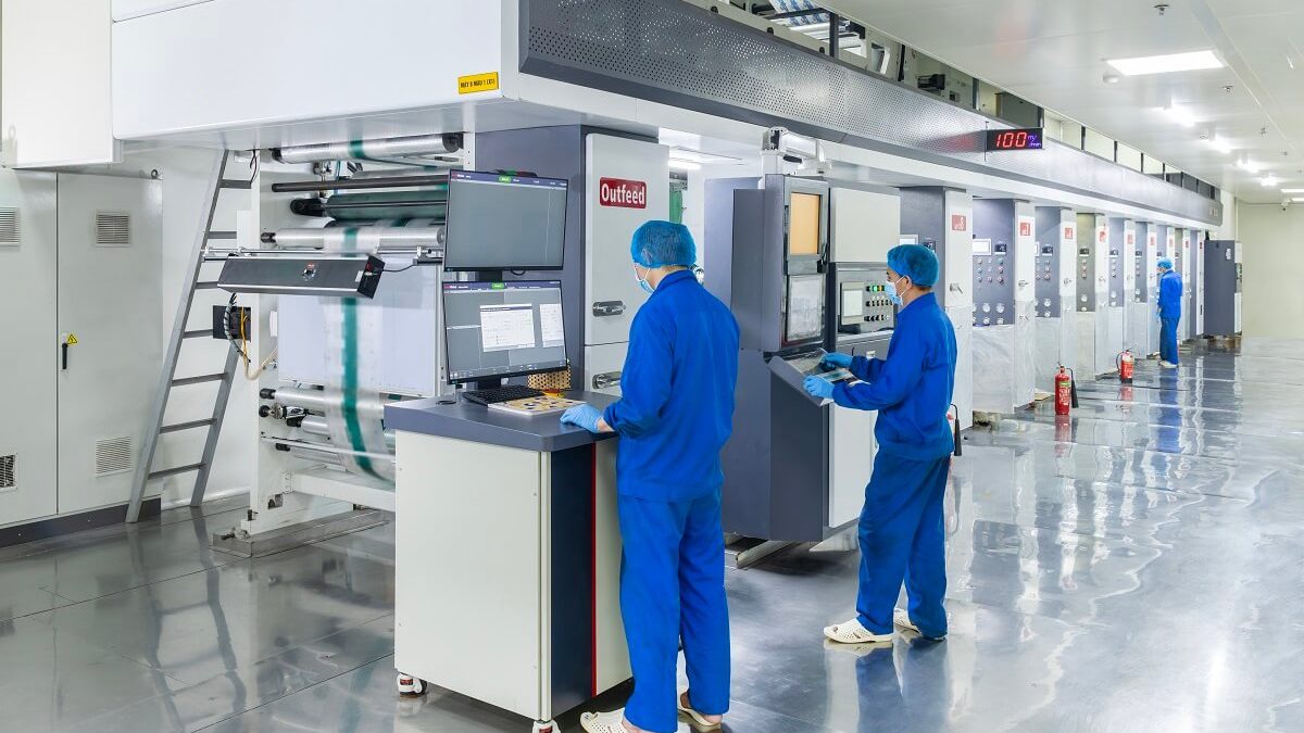 Dây chuyền máy in ống đồng tốc độ cao đang vận hành tại nhà máy